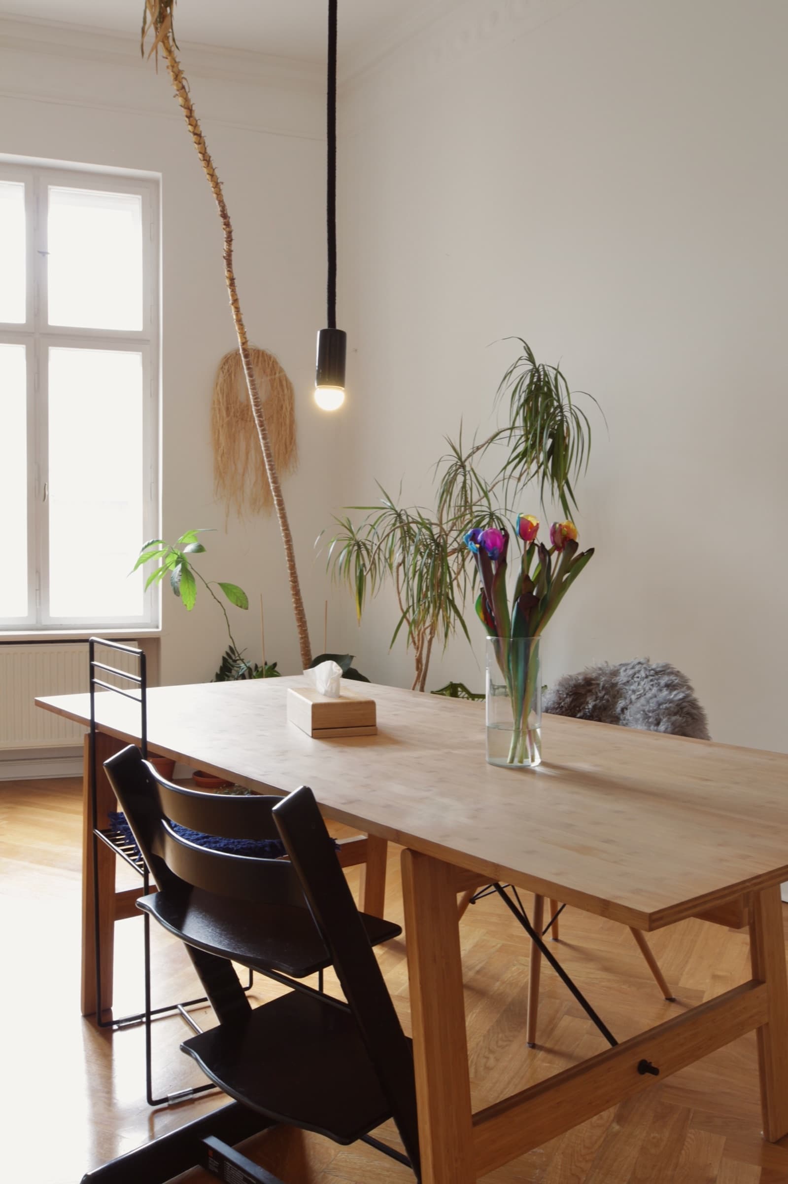Essecke mit Tageslicht und Fischgrätparkett für Fotoshootings