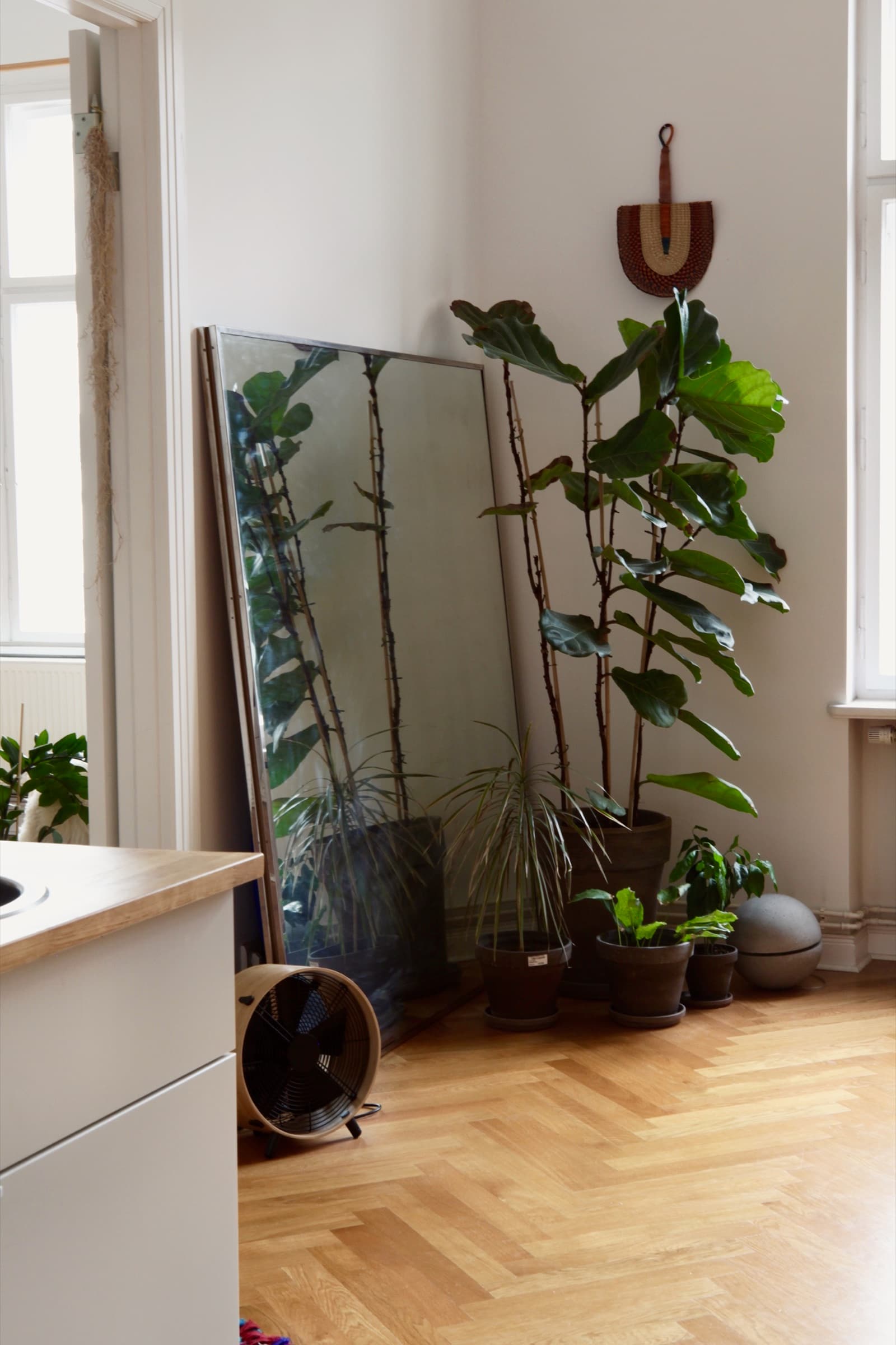 Wohnzimmer mit Sitzecke, Kunstwerk und Zimmerpflanzen
